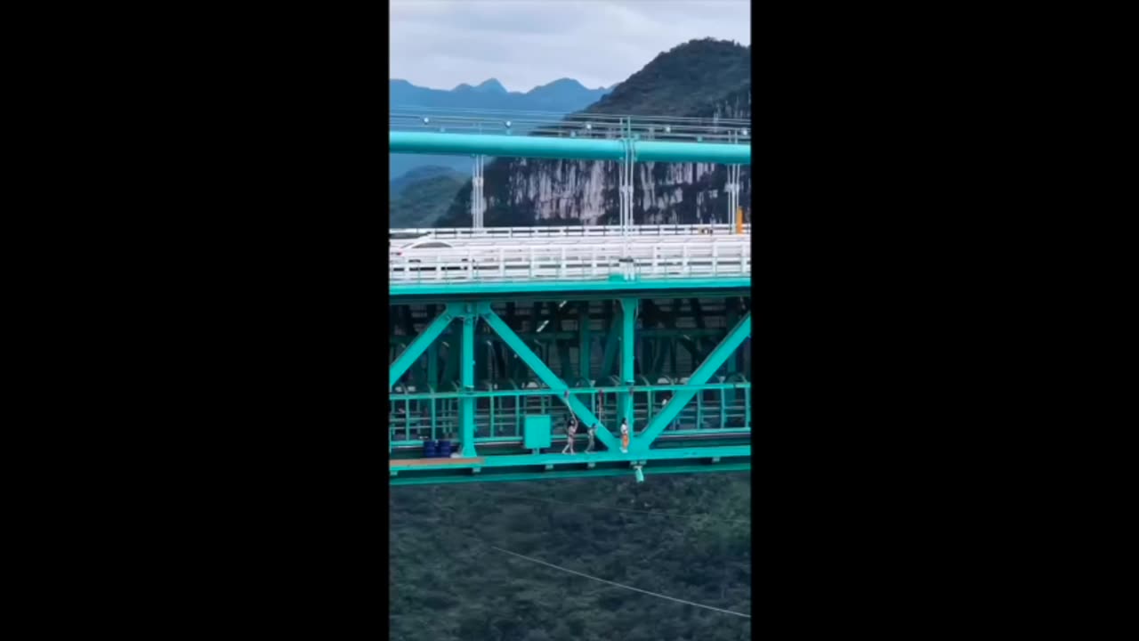 🟢 WATCH: HUGE Hongqi Bridge In China Collapses Into Mountain! 758 meters long