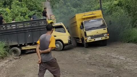 The heavy load truck failed to climb uphill and finally reversed again