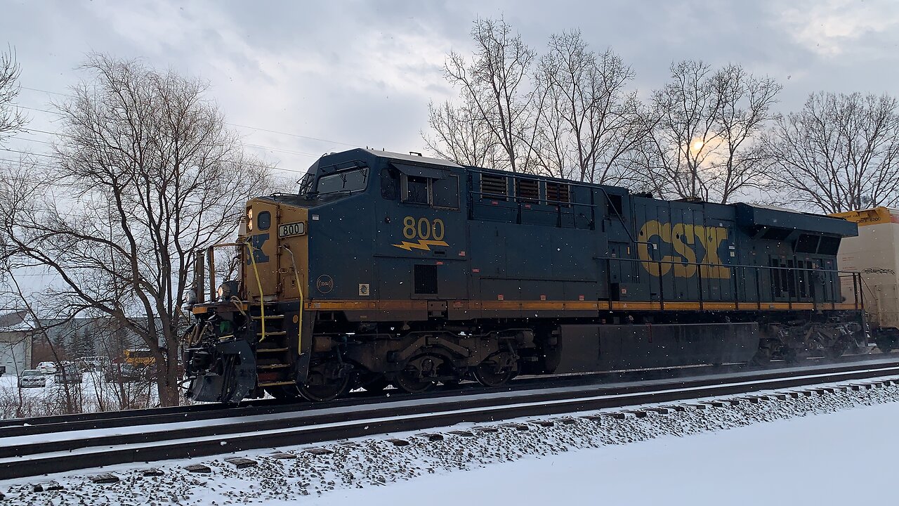 CSX Engine 800 and YN3 7385 pull a mixed manifest through the snow