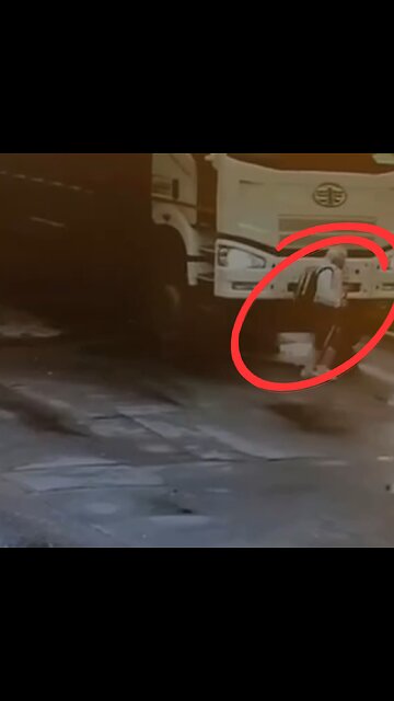 Mujer es atropellada en gasolinera al intentar atajar