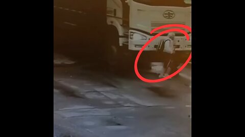 Mujer es atropellada en gasolinera al intentar atajar