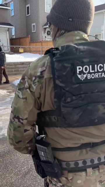 MINNEAPOLIS: Border Patrol agents warn two white women of consequences