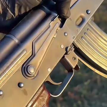 AK47近距离射击 #国外合法拍摄国内请勿模仿 #武器科普 #实弹射击 #男人减速带 #靶场射击