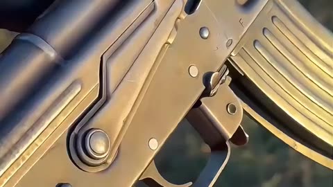 AK47近距离射击 #国外合法拍摄国内请勿模仿 #武器科普 #实弹射击 #男人减速带 #靶场射击