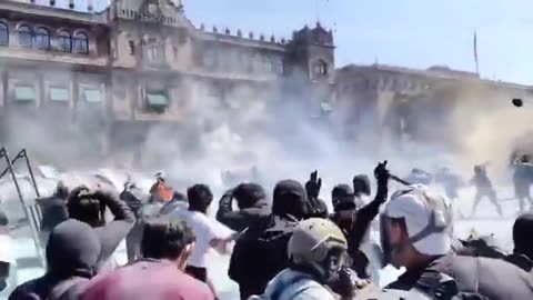 Mexico 02 - The National Palace in Mexico is besieged by a massive crowd