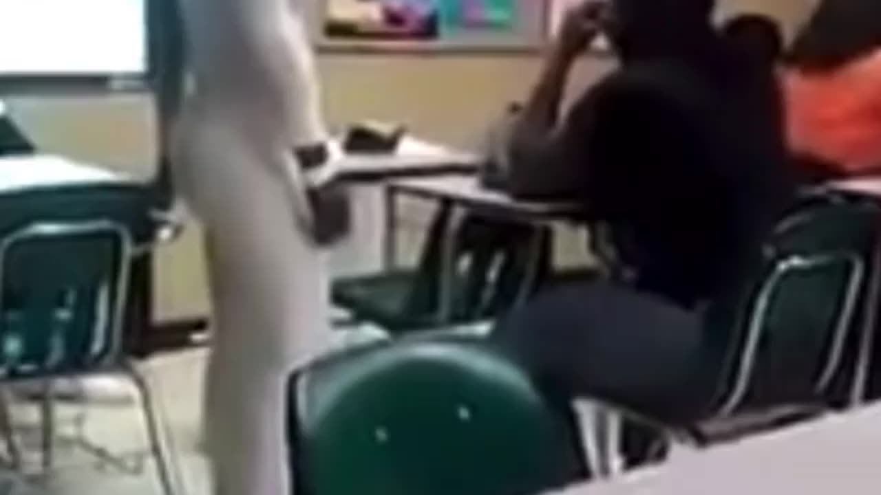School fight run that sheeit beeches