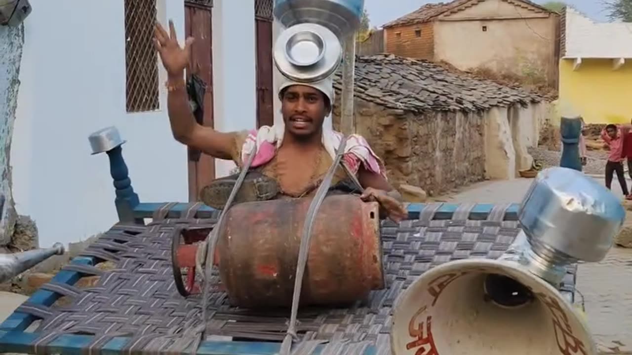 balti loto khatiya gas chulha chamchiosab kuchh lekar nach raha hai