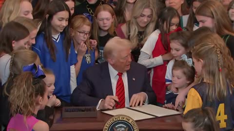 Trump firma decreto que impide a atletas transgénero participar en deportes femeninos | AFP