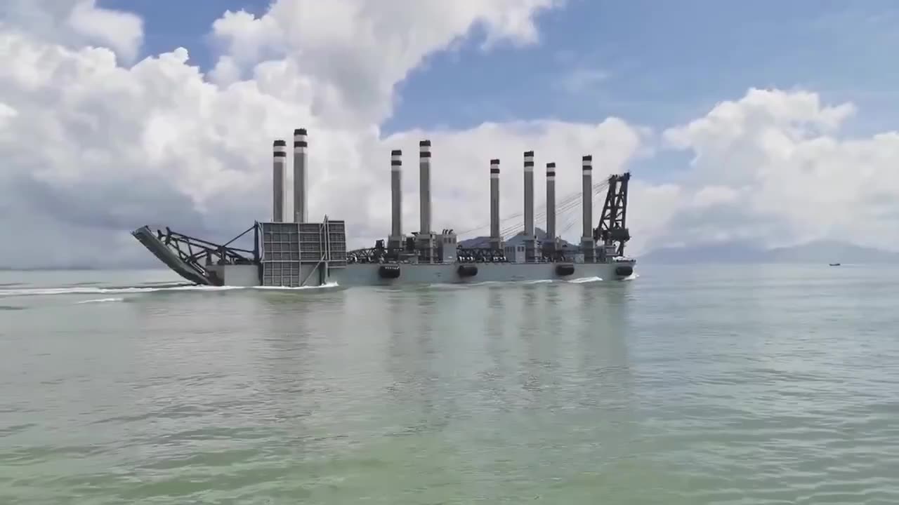 🇨🇳 China’s Navy shows the Shuiqiao-class — self-propelled amphibious barges acting