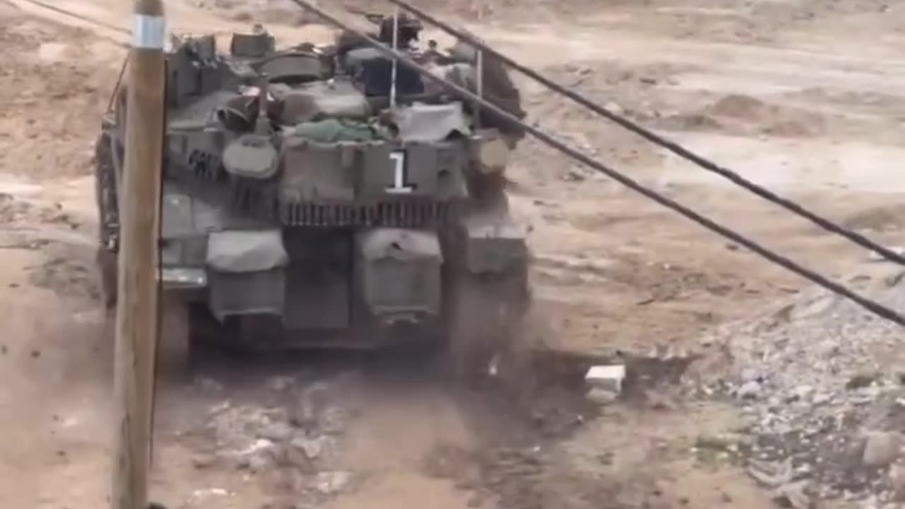 The illegal occupation sends tanks into Jenin