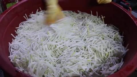 By 6 AM It’s Already Full! The Legendary Grandma Set Meal Causing Chaos in the Market