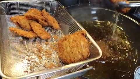 Selling Tonkatsu in a Tiny Space to Buy a Home?! Why Customers Line Up Late at Night