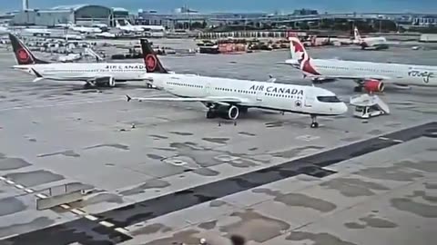 Un Boeing 737 intenta aparcar en un espacio reducido y esto es lo que ocurre