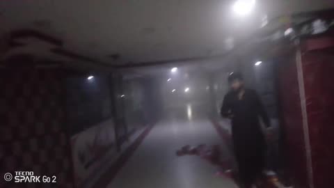 خوفناک آگ لگنے کے بعد پلازا کے اندر کے ابتدائی مناظر