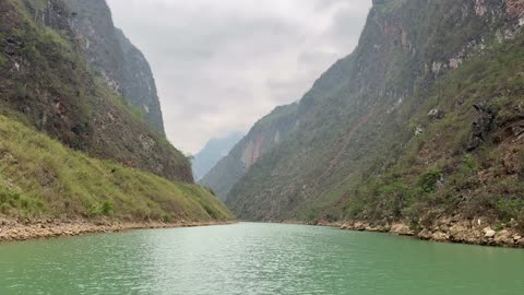 Boat cruise on the Sang Nho Que river along the Ha Giang Loop in Vietnam