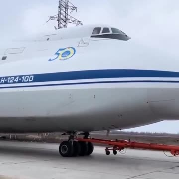 In Ulyanovsk, a road had to be closed to tow the An-124 transport aircraff