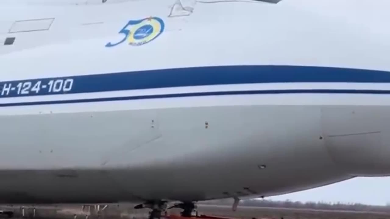 In Ulyanovsk, a road had to be closed to tow the An-124 transport aircraff