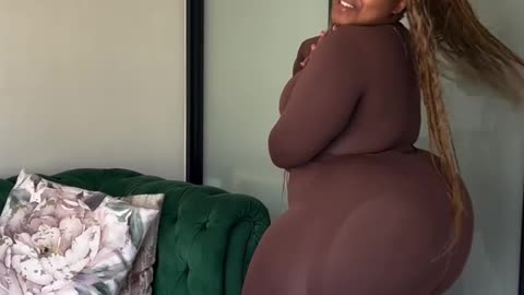 Big Booty Twerks Ass On.