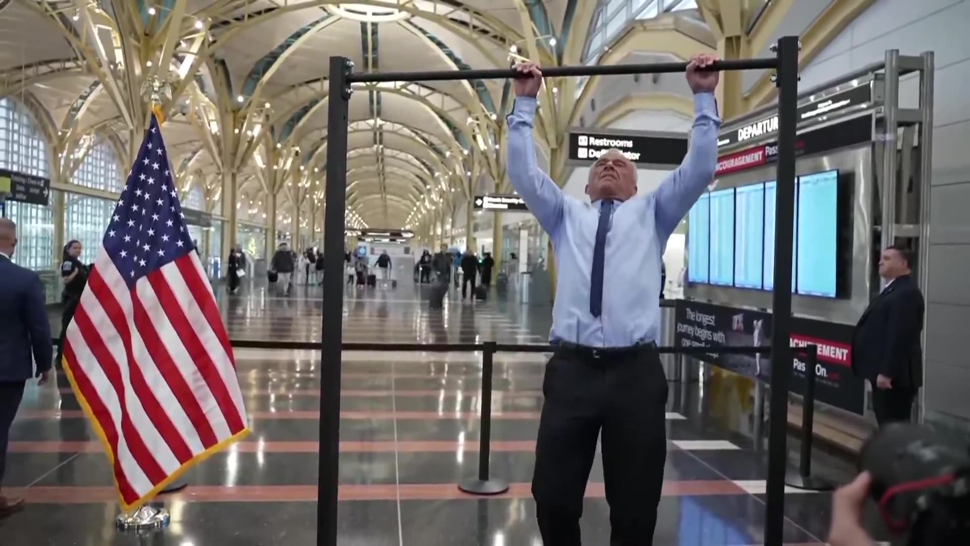 Health Sec. Bobby Kennedy just SMASHED 20 pull-ups at DCA airport, at 71 years old