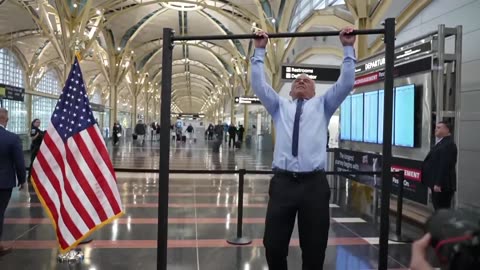 Health Sec. Bobby Kennedy just SMASHED 20 pull-ups at DCA airport, at 71 years old
