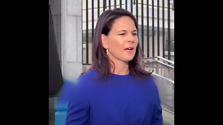 Annalena Baerbock usa una caja para parecer más alta en una entrevista