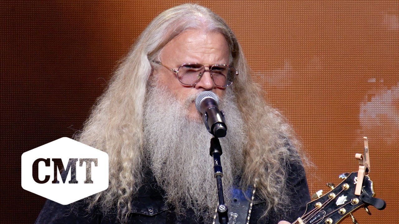 Jamey Johnson Honors Randy Travis with “Three Wooden Crosses”