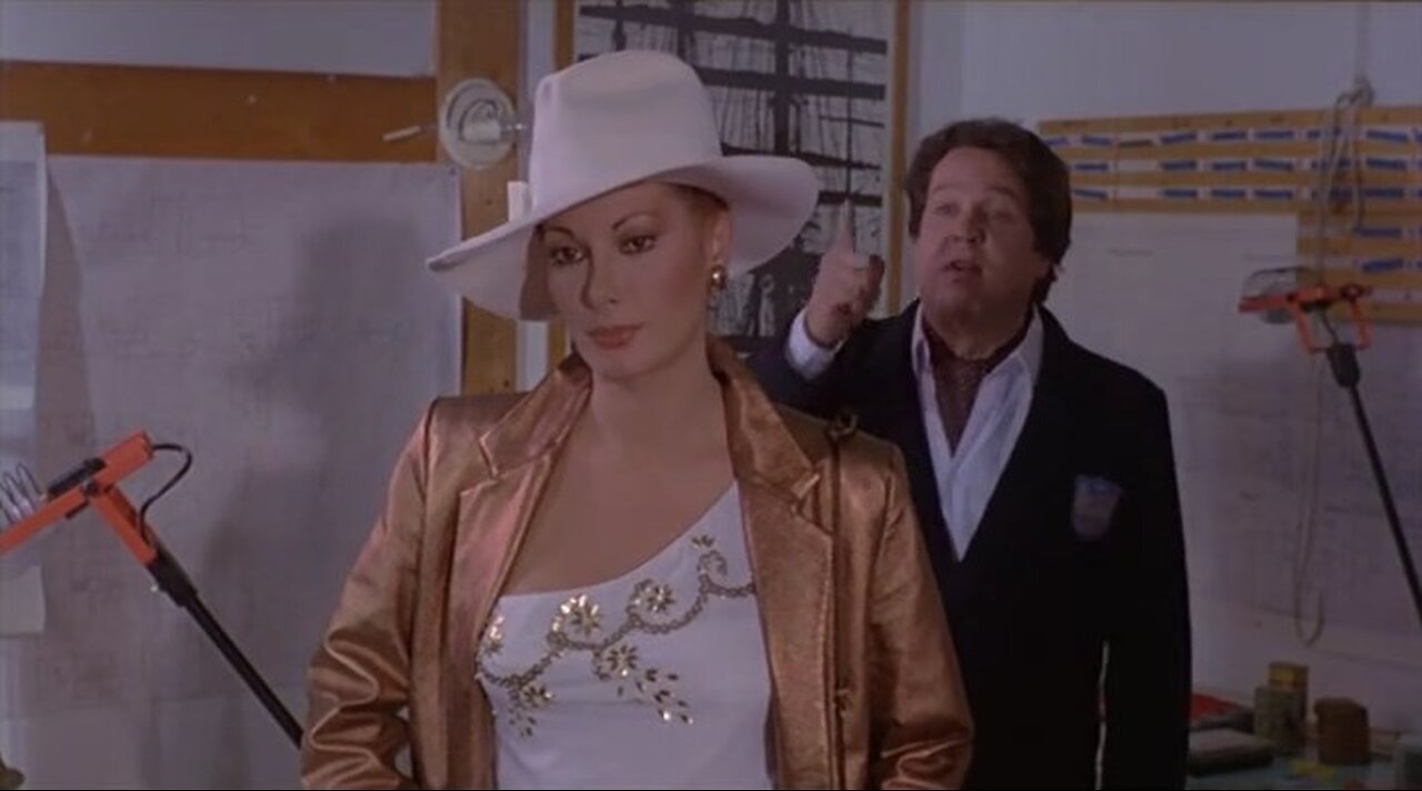 Edwige Fenech in Ricchi, ricchissimi.praticamente in mutande