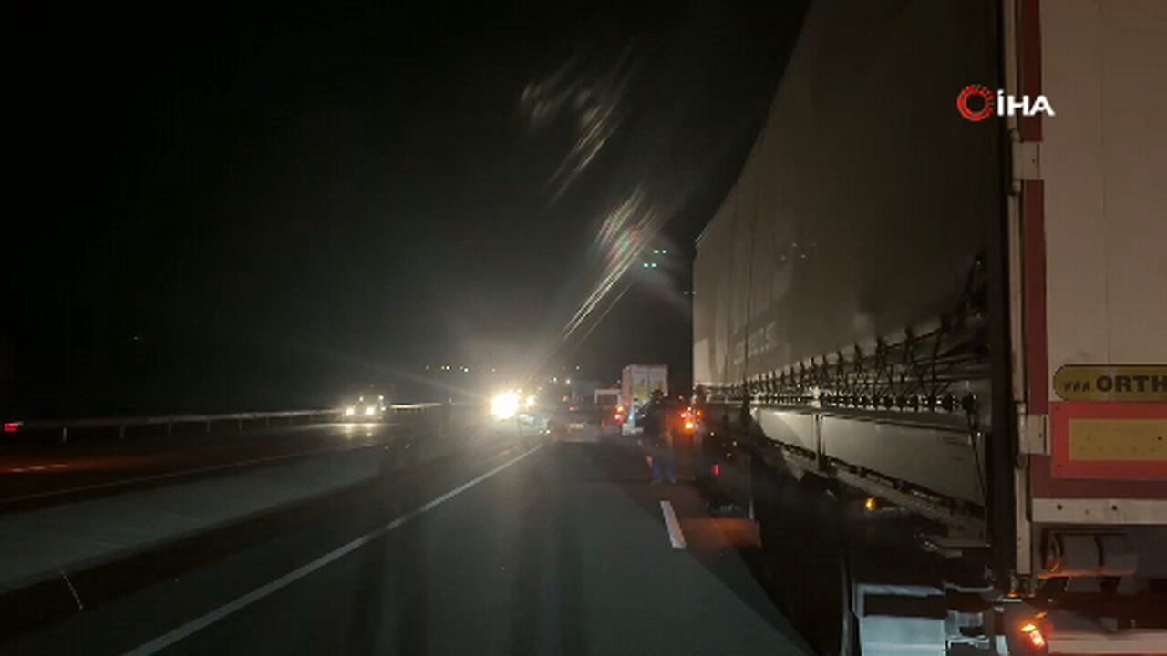 Iğdır-Doğubayazıt yolunda traktör ile kamyon çarpıştı: 3 yaralı