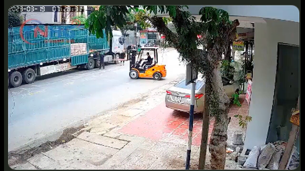 Forklift in the road - 🏍️ Biker zooming past...what could possibly go wrong? Ouch.