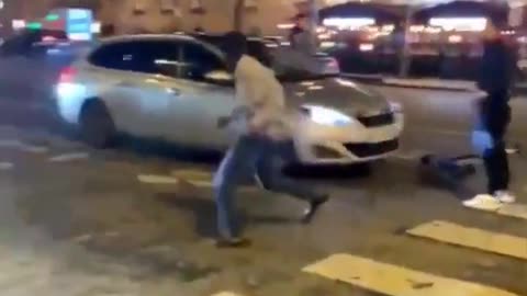 🇫🇷🇫🇷🇫🇷 African migrant attacks a car, then a bicyclist...