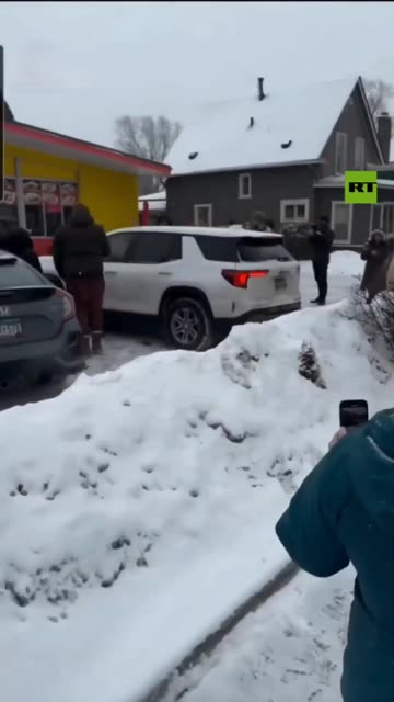 Breaking‼️Minneapolis man picks & KICKS HAT off ICE agent's head