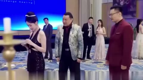 Chàng trai ra lệnh cho nhân viên làm điều này với cô gái