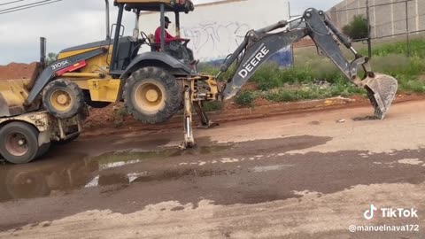 ✨🚜 Incredible Control: Heavy Machinery Off a Trailer Without a Ramp! | FeedMyCuriosity