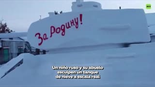 Un niño y su abuelo esculpen con nieve un tanque de la Victoria de tamaño real