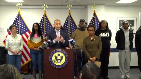 Hakeem Jeffries attempting his best impersonation of Obama's speech mannerism suggesting fighting in the streets