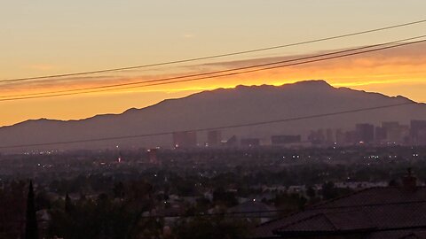 Did you SEE tonight's HAZY Las Vegas sunset? Check THIS out! 12.14.2025 #follow #lasvegas #gaming