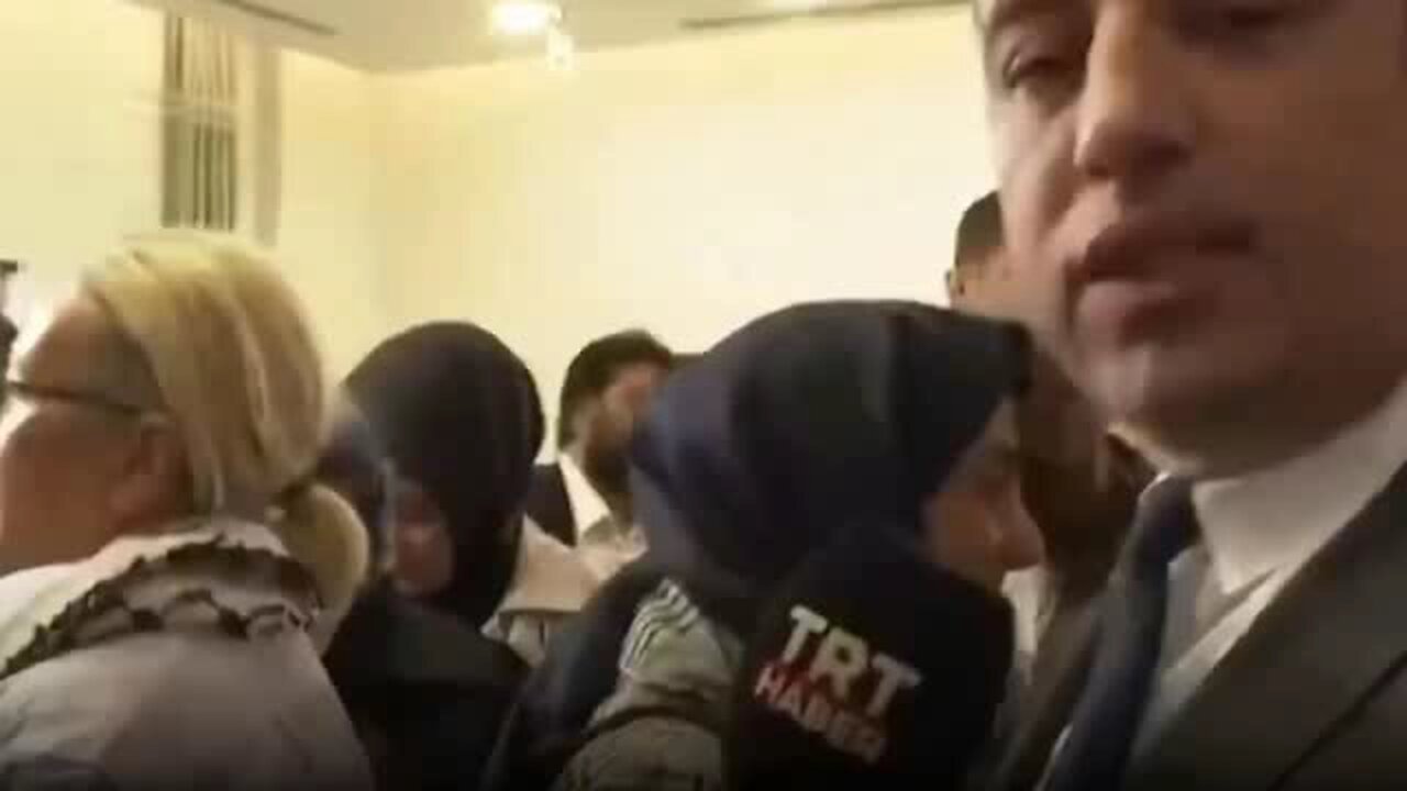 📹 Israel locks flotilla activists in cages, starves them for 40 hours