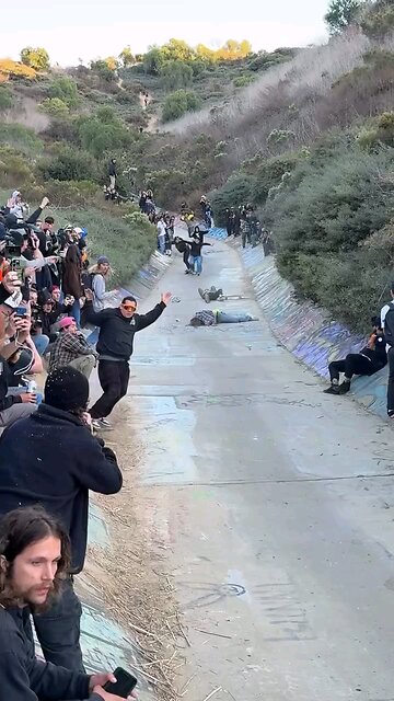 Skateboards Collapse on the Slope 😂