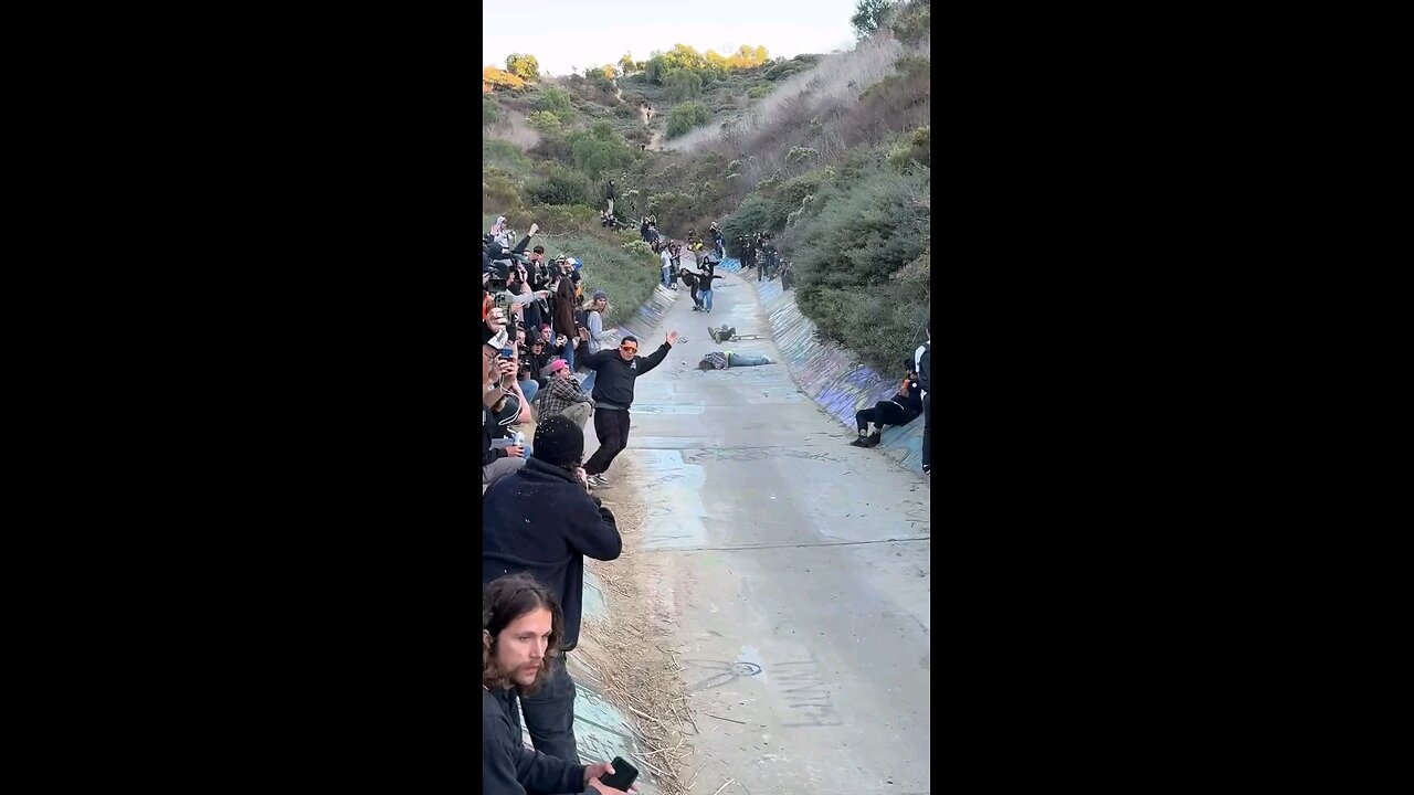 Skateboards Collapse on the Slope 😂