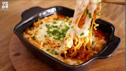 5 minutes!! Microwave Cheese Ra-bokki (Ramen + Rice Cake)! Super Easy and Fantastic.