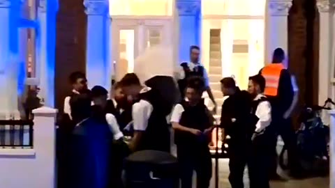 Sadiq Khan's Lawless Londonstan. Multiple Police Attend A Hostle In Shepards Bush.