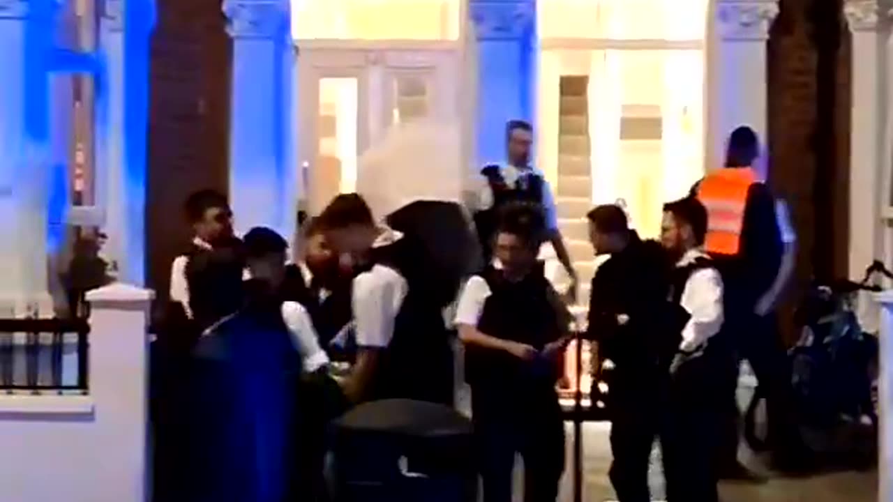 Sadiq Khan's Lawless Londonstan. Multiple Police Attend A Hostle In Shepards Bush.