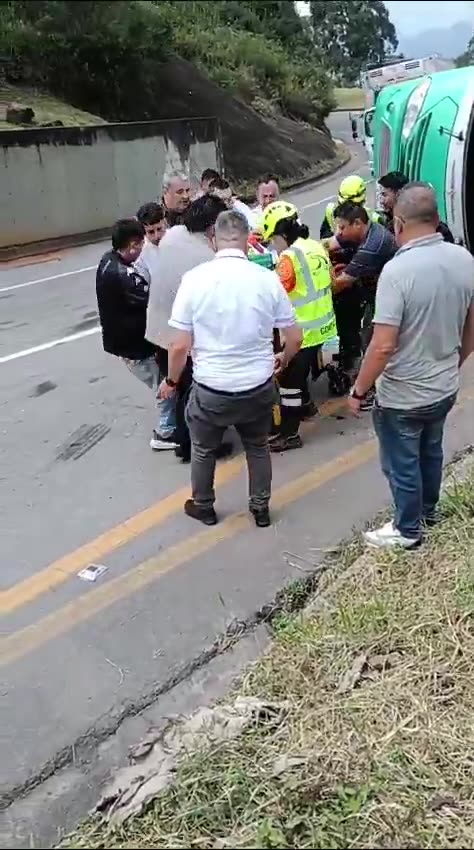 Video: bus se volcó en la vía La Vega-Bogotá y deja varios heridos; esto se sabe