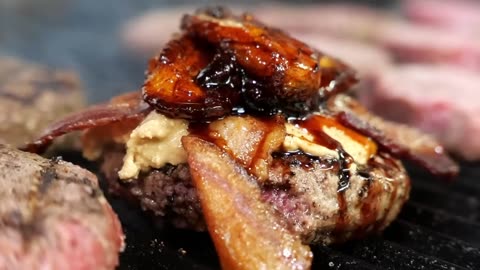 American Food - The BEST BEEF SHORT RIB BURGERS in Chicago! The Bad Apple (1080p).mp4-