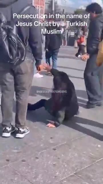 Amsterdam a Christian woman is preaching. She is assaulted by a Muslim and dragged by the hair