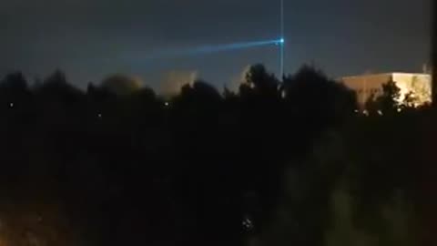 Regardez cet OVNI tirer un laser vert dans le ciel... 🧐🤔🛸🛸