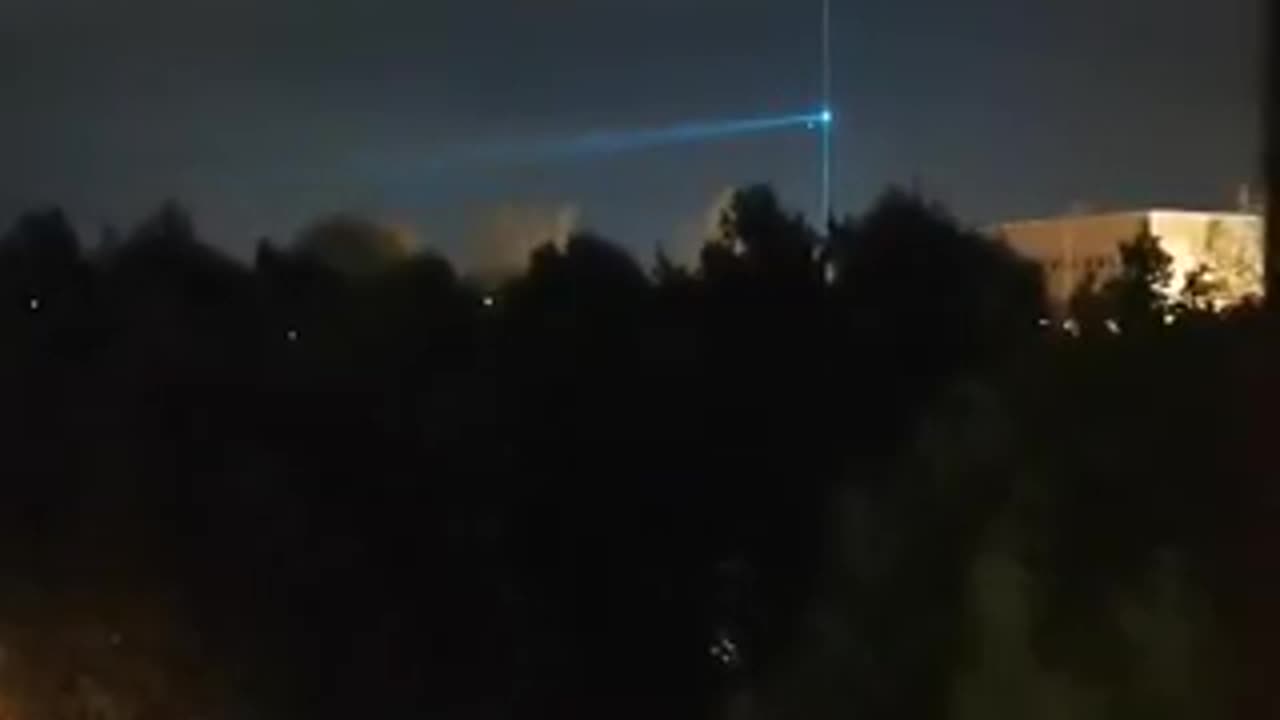 Regardez cet OVNI tirer un laser vert dans le ciel... 🧐🤔🛸🛸