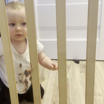 Baby Kayla Stuck in “Baby Jail” — Adorable Playpen Moment 😂🍼