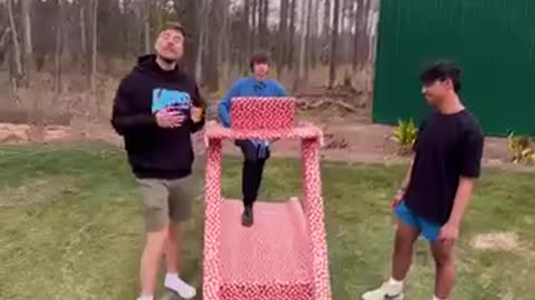 Trending: Guess The Gift, Keep It