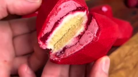 Have you ever eaten a valentine heart cake like this? #cake #dessert #food